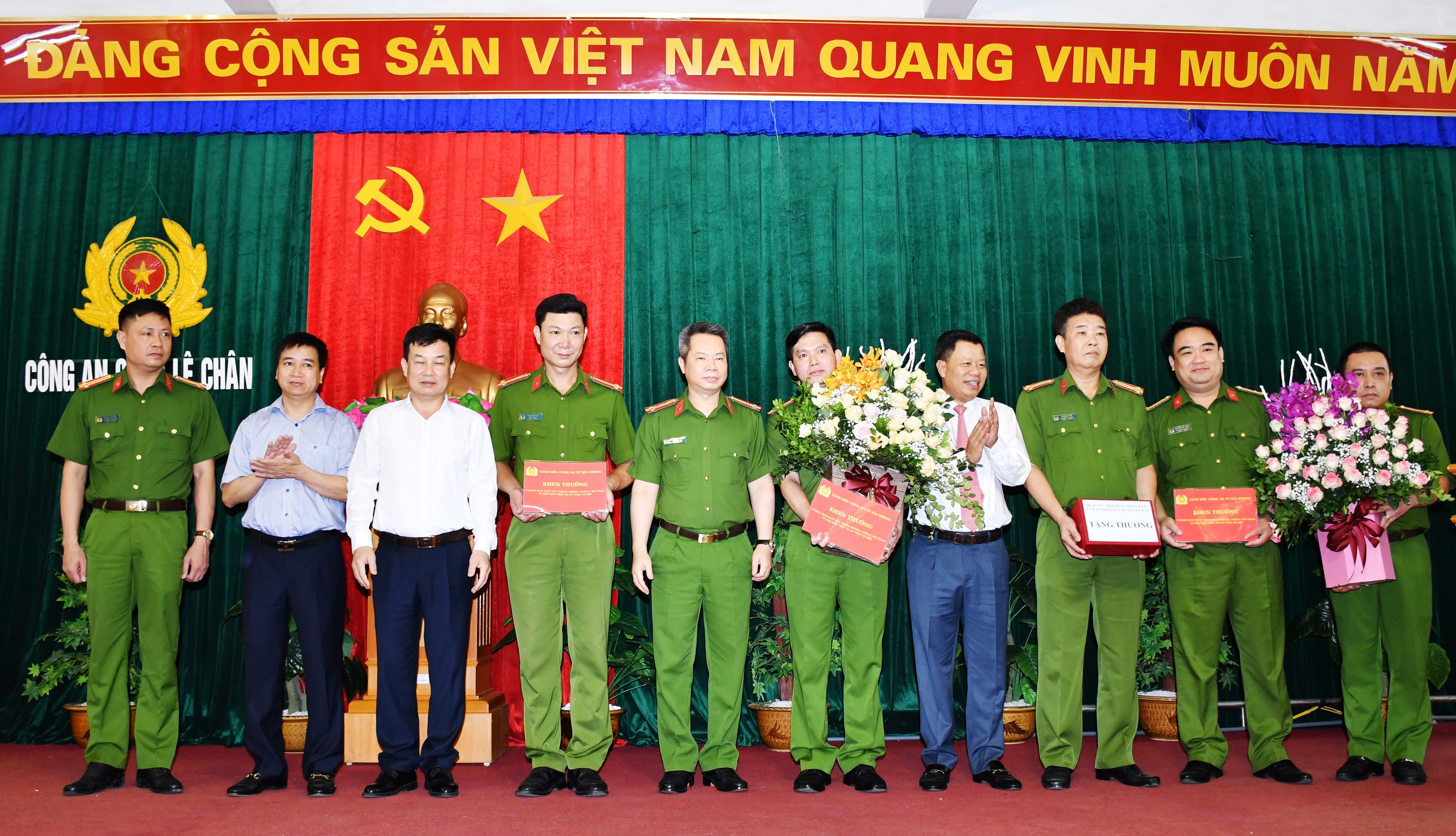 Khen thưởng Công an quận Lê Chân liên tiếp lập công trên mặt trận đảm bảo trật tự an toàn xã hội